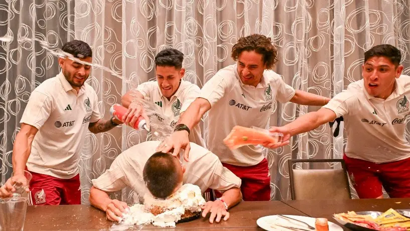 Roberto Alvarado celebra su cumpleaños con pastelazo en el rostro