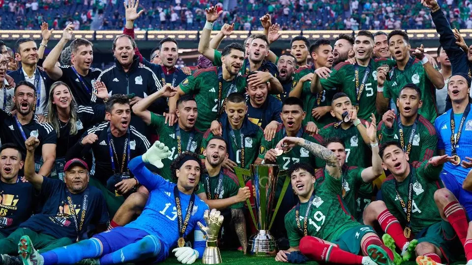 Aficionados de la Selección Mexicana celebran título de la Copa Oro en el Ángel de la Independencia