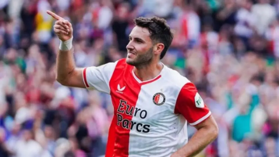 Santi Giménez no descarta salir del Feyenoord tras renovar, pues puede llegar oferta irrechazable