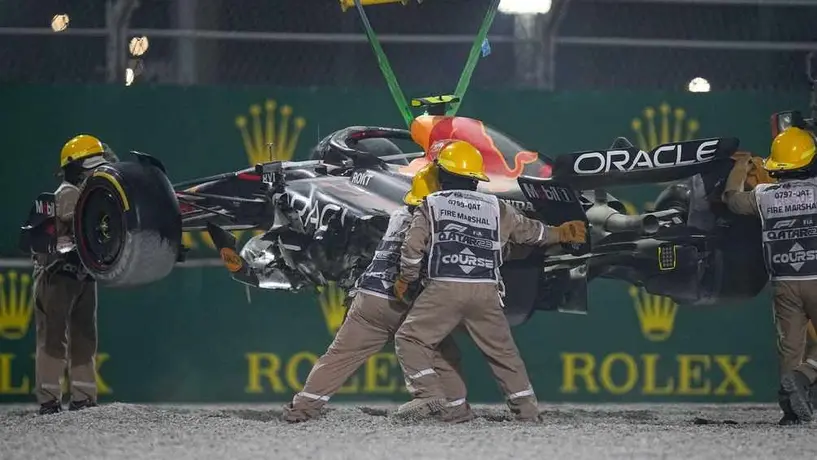 ¡De mal en peor! Checo Pérez quedó fuera de la carrera Sprint tras un choque con Ocon