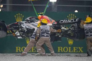 ¡De mal en peor! Checo Pérez quedó fuera de la carrera Sprint tras un choque con Ocon