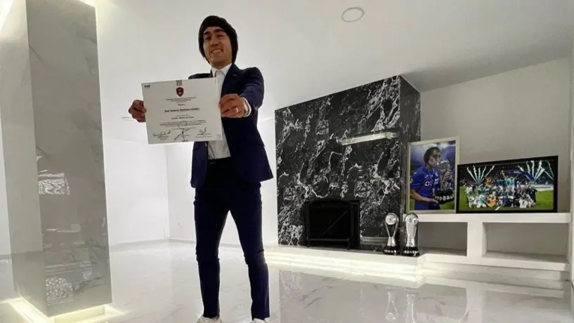 ‘Shaggy’ Martínez presume su título como director técnico