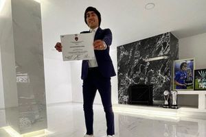 ‘Shaggy’ Martínez presume su título como director técnico