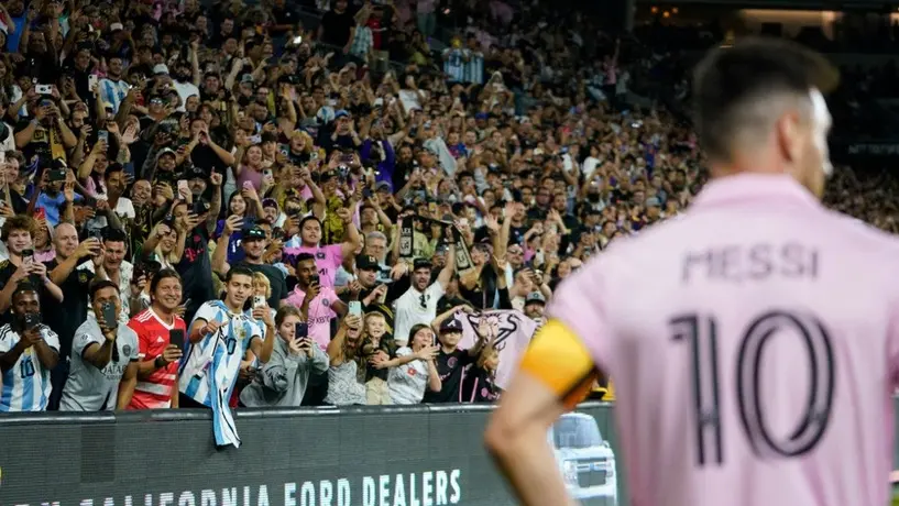 ¡Cerca! Fanático del LAFC arroja vaso al campo y casi golpea a Leo Messi