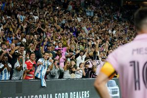 ¡Cerca! Fanático del LAFC arroja vaso al campo y casi golpea a Leo Messi