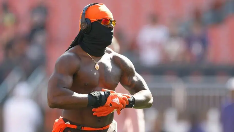 NFL: Jugador de los Cleveland Browns utilizó máscara por quemaduras en su rostro