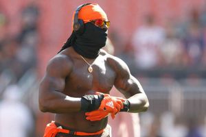 NFL: Jugador de los Cleveland Browns utilizó máscara por quemaduras en su rostro