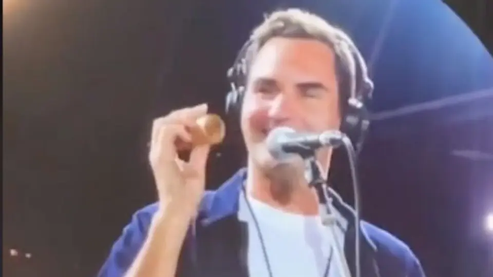 Roger Federer sorprende al subirse a cantar con Coldplay