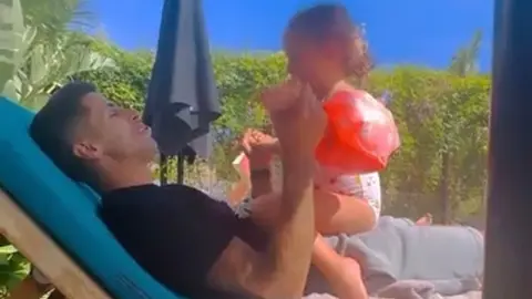 Joao Cancelo le enseña a su niña a cantar himno del Barca