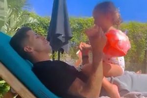 Joao Cancelo le enseña a su niña a cantar himno del Barca