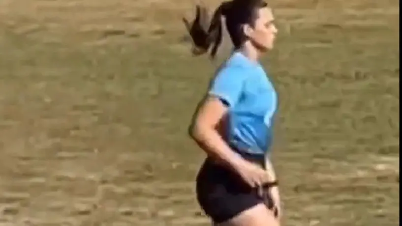 Árbitra 'enamora' en el terreno de juego durante partido amateur