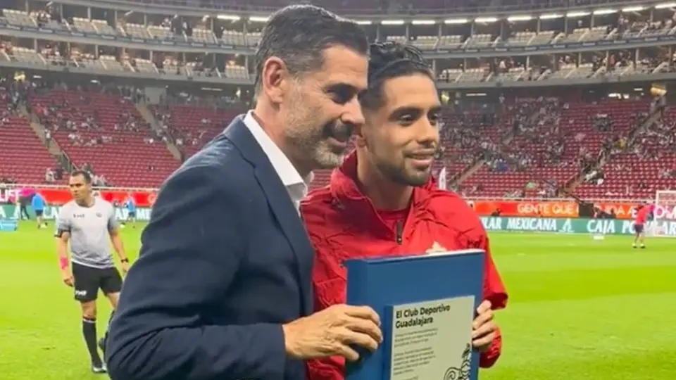 Ricardo Marín recibe reconocimiento en el Akron por ser autor del gol 4 mil de Chivas