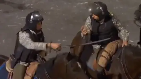 Nacional vs Boca: Policía ocupó sable para tratar de calmar a la afición en Copa Libertadores