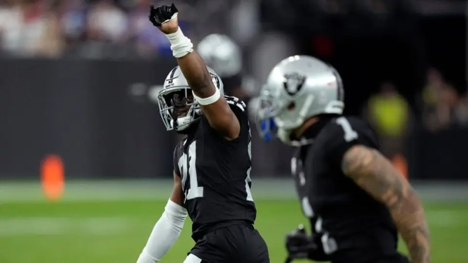 Raiders arrollan a Giants para darle a Antonio Pierce la victoria en su debut como coach interino