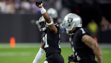 Raiders arrollan a Giants para darle a Antonio Pierce la victoria en su debut como coach interino