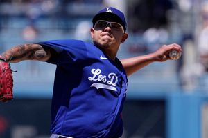 Afición de los Dodgers lanza mensaje contra Julio Urías: "Las mujeres no se tocan"