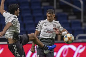 Raúl Jiménez reveló que Chicharito lo golpeó cuando estaban en el Tri: 'Me dejó moretón'