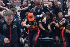 F1: Verstappen sufre su segundo trofeo roto; Helmut Marko trató de rescatarlo