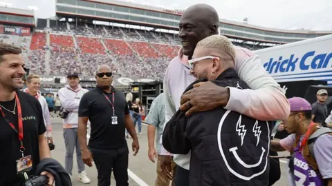 Seguridad de Michael Jordan no reconoció a J Balvin y casi lo quitan del camino con un empujón