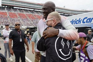Seguridad de Michael Jordan no reconoció a J Balvin y casi lo quitan del camino con un empujón