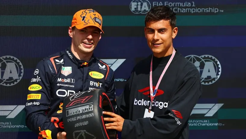 ¡Invitado de lujo! Paulo Dybala fue el encargado de darle el trofeo de pole a Max Verstappen