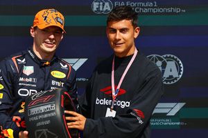 ¡Invitado de lujo! Paulo Dybala fue el encargado de darle el trofeo de pole a Max Verstappen