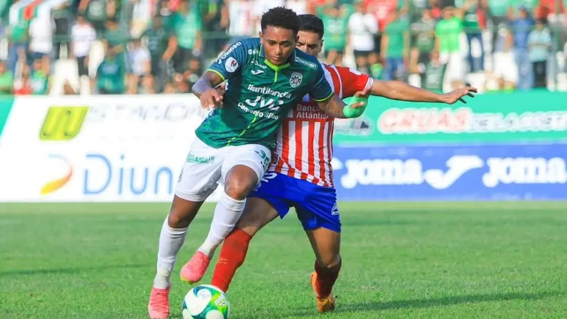 ¡Tremenda plancha! Jugador del Marathón golpeó a dos futbolistas del Olimpia
