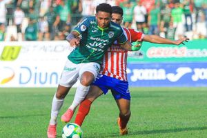 ¡Tremenda plancha! Jugador del Marathón golpeó a dos futbolistas del Olimpia