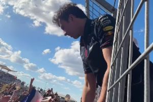 Checo Pérez sale y agradece a los fans en el Gran Premio de Estados Unidos
