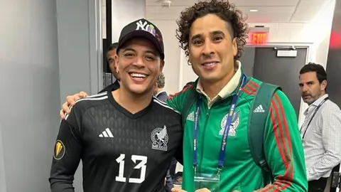 Eduin Caz se 'cree' Memo Ochoa e imita sus lances con el jersey de portero del Tri
