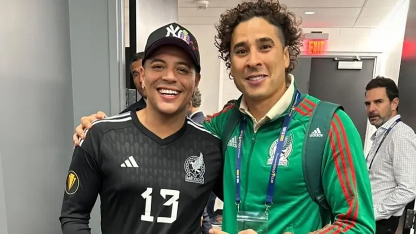 Eduin Caz se 'cree' Memo Ochoa e imita sus lances con el jersey de portero del Tri