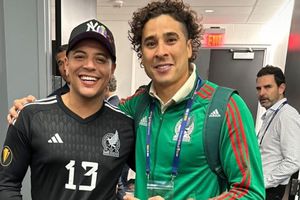 Eduin Caz se 'cree' Memo Ochoa e imita sus lances con el jersey de portero del Tri