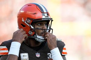 Watson consigue 2 pases de touchdown tras volver de una lesión; Browns demuelen a Cardinals