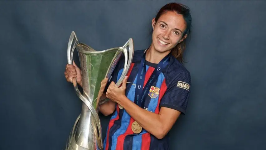 Aitana Bonmatí levantando la Champions League