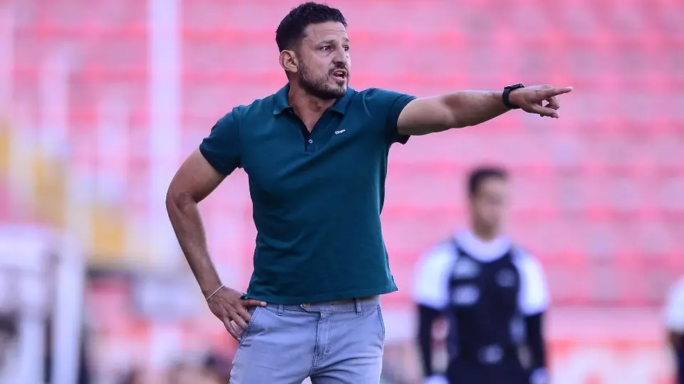 Denuncian a Jorge Gómez, DT de Necaxa Femenil, por comentarios misóginos