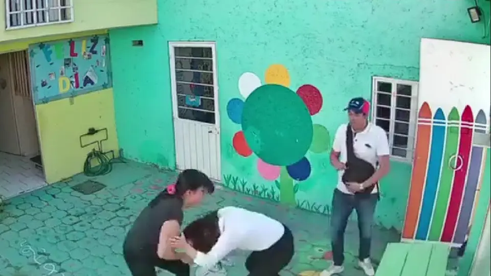 Padres golpean y amenazan con arma de fuego a maestra en Cuautitlán Izcalli