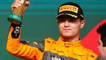 ¡Lo volvió a hacer! Lando Norris rompió su trofeo obtenido en el Gran Premio de Brasil