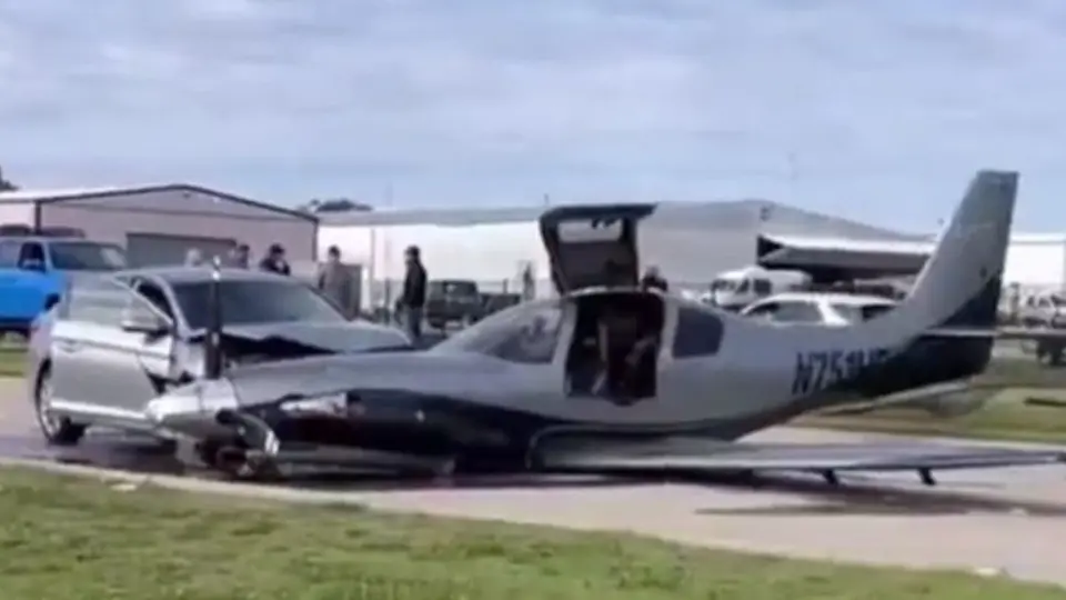 ¡Insólito! Avioneta se estrella con automóvil en calles de Estados Unidos