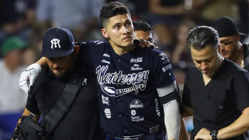 Beisbolista mexicano recibe impresionante pelotazo en la cabeza y cae noqueado