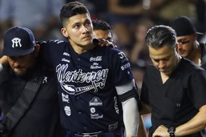 Beisbolista mexicano recibe impresionante pelotazo en la cabeza y cae noqueado