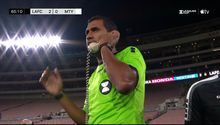 VAR usa teléfono del siglo pasado en el LAFC vs Rayados y desata las burlas en redes sociales