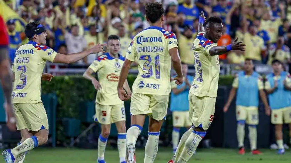 Julián Quiñones regaló su jersey a aficionado de América tras doblete ante Chivas