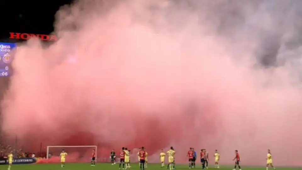 ¡Le ponen color! Aficionados de Chivas y América prenden bengalas en el Clásico Nacional