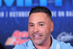 Óscar de la Hoya provoca a Saúl Álvarez: 'Canelo sería noqueado por Benavidez'