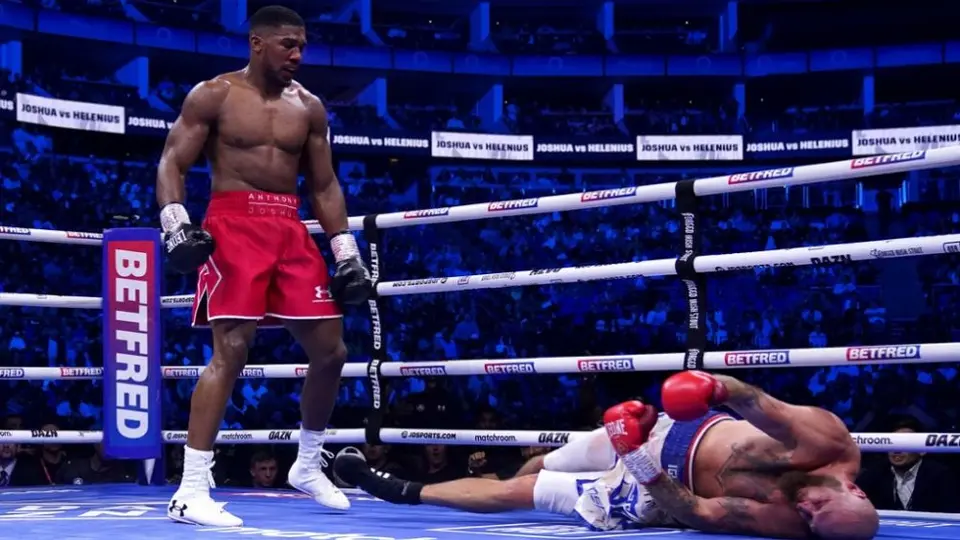 Anthony Joshua vence por KO a Robert Helenius con tremendo derechazo