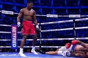 Anthony Joshua vence por KO a Robert Helenius con tremendo derechazo