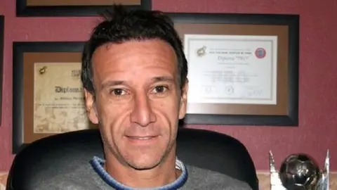 Alfonso, exjugador del Real Madrid y Barcelona: 'Obligaría a las jugadoras a besar la bandera'