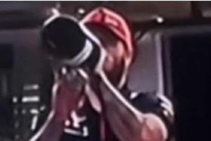 ¡Aquí no se desperdicia nada! Mecánico de Red Bull se toma la champagne del festejo