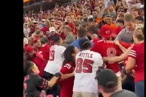 ¡Se armó la bronca! Aficionados de 49ers se pelean dentro del estadio