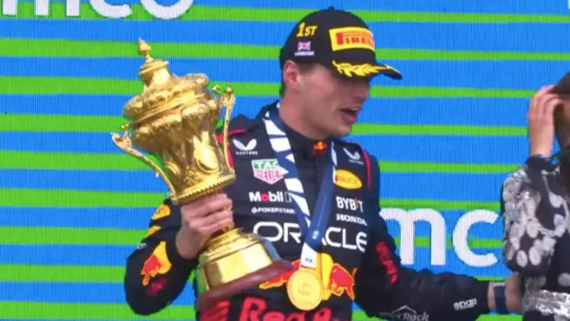 ¿Y EL PREMIO? Max Verstappen se olvida del trofeo en Silverstone